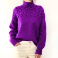 Detailansicht eines lila Rollkragenpullovers mit Zopfmuster und aufwendiger Textur - Lila