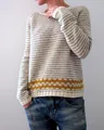 Nahaufnahme eines gestreiften Strickpullovers mit senfgelbem Zickzack-Muster am Saum. - S / Oberteile / Gelber Streifen