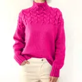 Detailansicht eines leuchtend fuchsiafarbenen Rollkragenpullovers für Damen in Strickoptik - Fuchsia