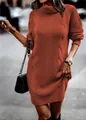 Detalle de vestido de punto naranja óxido con cuello alto y texturas trenzadas. - Rojo Anaranjado