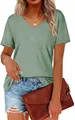 Gros plan montrant la texture côtelée et la coupe de ce t-shirt vert à col en V pour femmes - S / Hauts / Vert