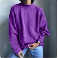 Primo piano di un maglione di maglia viola largo con collo alto e texture - Viola