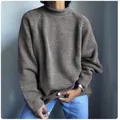 Vista dettagliata del maglione lavorato a maglia ampio da donna in colore grigio tinta unita - Grigio