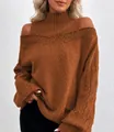 Nahaufnahme eines braunen schulterfreien Strickpullovers mit Zopfmuster in Übergröße - Camel