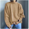 Dettaglio di un maglione da donna in maglia color cammello con vestibilità comoda e collo alto. - Cammello
