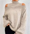 Detailansicht eines beigen, schulterfreien Strickpullovers mit Stehkragen für Damen - Aprikose
