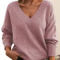 Detail van een loszittende roze gebreide damestrui met V-hals en geribbelde textuurafwerking - S / Tops / Roze