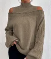 Detailansicht eines khakifarbenen Strickpullovers mit Stehkragen und Cut-Out-Schultern - Khaki