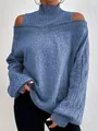 Nahaufnahme eines blauen Strickpullovers mit Stehkragen und freien Schultern - S / Oberteile / Blaugrün