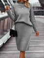 Elegantes graues Rippstrick-Set mit Stehkragenpullover und passendem Midirock für Damen. - Hellgrau
