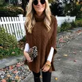 Elegante bruine kabelgebreide coltrui poncho voor dames in een herfstige buitenomgeving. - koffiekleur