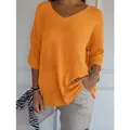 Detail des orangefarbenen Damen-Strickpullovers mit V-Ausschnitt und 3/4-Ärmeln - Kurkuma