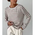 Detaillierte Makroansicht der weichen Stricktextur und der braunen Streifen dieses Damenpullovers. - S / Oberteile / Kaffeebraun