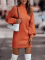 Detailansicht des leuchtend orangefarbenen Strickkleides mit Rollkragen und Laternenärmeln - S / Unterteile / Orange