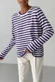 Detailansicht eines lila-weiß gestreiften Strickpullovers mit Rundhalsausschnitt für Damen - S / Oberteile / Lila