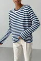 Nahaufnahme des klassischen blau-weiß gestreiften Damen-Strickpullovers mit Rundhalsausschnitt - S / Oberteile / Blau
