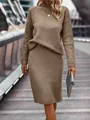 Detailansicht von khakifarbenem Strickset mit Stehkragen-Pullover und Rock - Khaki