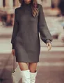 Gros plan sur la texture en maille côtelée gris anthracite d'une robe pull à col roulé - Café
