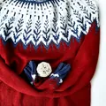 Primo piano di un maglione nordico rosso in maglia con dettagli bianchi e blu scuro eleganti - 3XL / Top / Rosso a Blocchi di Colore (8613-Rosso)