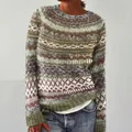 Primo piano di un maglione da donna vintage in maglia con motivi geometrici colorati. - 3XL / Stile Jacquard Etnico (8601) / patchwork multicolore