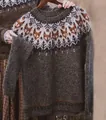 Primo piano di un maglione accogliente con motivo a volpe Fair Isle nordico sullo sprone. - 3XL / Top (8626) / Marrone Talpa Scuro