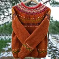 Dettaglio di un maglione rustico in maglia Fair Isle appeso in una foresta innevata - 3XL / Top (8623) / Colore caramello