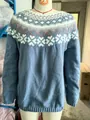 Dettaglio di un maglione girocollo azzurro da donna con motivo a maglia Fair Isle festivo - 3XL / Top / Jacquard Fair Isle Blu (8607)
