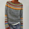 Dettaglio di un maglione grigio da donna con vivaci motivi geometrici colorati sui polsi. - 3XL / Top / Grigio scuro (8559)