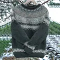 Dettaglio del maglione lavorato a maglia da donna con motivo nordico in un bosco innevato - 3XL / Top (8718) / Grigio scuro