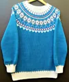Dettaglio del motivo nordico su un maglione a maglia blu con scollo a girocollo - 3XL / Top / Blocchi di Colore Blu e Bianco (8729)