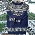 Vista dettagliata del maglione lavorato a maglia Fair Isle blu scuro in una foresta di pini - 3XL / Top (8737) / Blu scuro