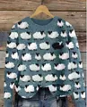 Vista dettagliata del maglione in maglia blu da donna con motivo a pecorelle bianche - 3XL / Top (8656-Motivo a Pecorelle) / Blu