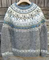 Vista dettagliata di un maglione grigio in stile nordico con motivi blu e bianchi - 3XL / Top (8736) / Grigio