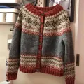 Dettaglio del cardigan in maglia con motivo Fair Isle vintage esposto su gruccia - 3XL / Top / Jacquard Multicolore