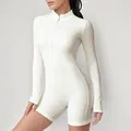 Primo piano di una tutina bianca a maniche lunghe con zip frontale per yoga e fitness - Taglia S / Top E Pantaloni / Bianco