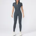 Vista frontale body grigio aderente a maniche corte con zip per yoga e fitness professionale - Taglia S / Top E Pantaloni / Grigio