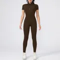Vista frontale di una tuta da yoga marrone a maniche corte con cerniera per il fitness - Taglia S / Top E Pantaloni / Caffè