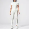 Vista frontale di una tuta da yoga bianca a maniche corte con cerniera per il fitness - Taglia S / Top E Pantaloni / Bianco
