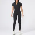 Vista completa della tuta sportiva nera a maniche corte con cerniera per yoga fitness - Taglia S / Top E Pantaloni / Nero