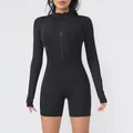 Vista frontale di un body nero attillato a maniche lunghe con cerniera per lo yoga - Taglia S / Top E Pantaloni / Nero