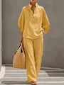Vue lifestyle complète d'une femme en ensemble décontracté jaune respirant en lin - S / Haut Et Bas / Jaune