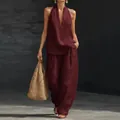 Elegantes burgunderrotes Set aus Neckholder-Top mit V-Ausschnitt und weiter Hose - Burgunderrot