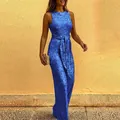 Nahaufnahme eines königsblauen, ärmellosen Pailletten-Jumpsuits mit Rundhals und Taillengürtel - Blau