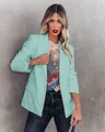 Detail van een mintgroene slim-fit blazer voor dames, ideaal voor een zakelijke look - Lichtgroen