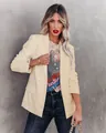 Detailopname van een stijlvolle crème effen blazer met klassieke revers - 3XL / Tops / Abrikoos
