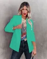 Detailweergave van een felgroene slim-fit blazer voor professionele vrouwen in kantoorstijl. - Groen