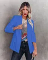 Detail van een professionele blauwe slim-fit blazer voor dames, ideaal voor op kantoor - Blauw