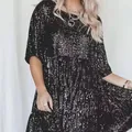 Detailansicht eines schimmernden schwarzen Pailletten-Partykleids mit lockerem Rundhals - S / Unterteile / Schwarz