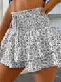 Detail van de gesmockte hoge taille en het gelaagde ruisontwerp op deze skort met bloemenprint - Grijs