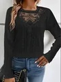 Detailansicht eines schwarzen Langarmshirts mit eleganter Spitzenbordüre und Lochmuster. - S / Oberteile / Schwarz
